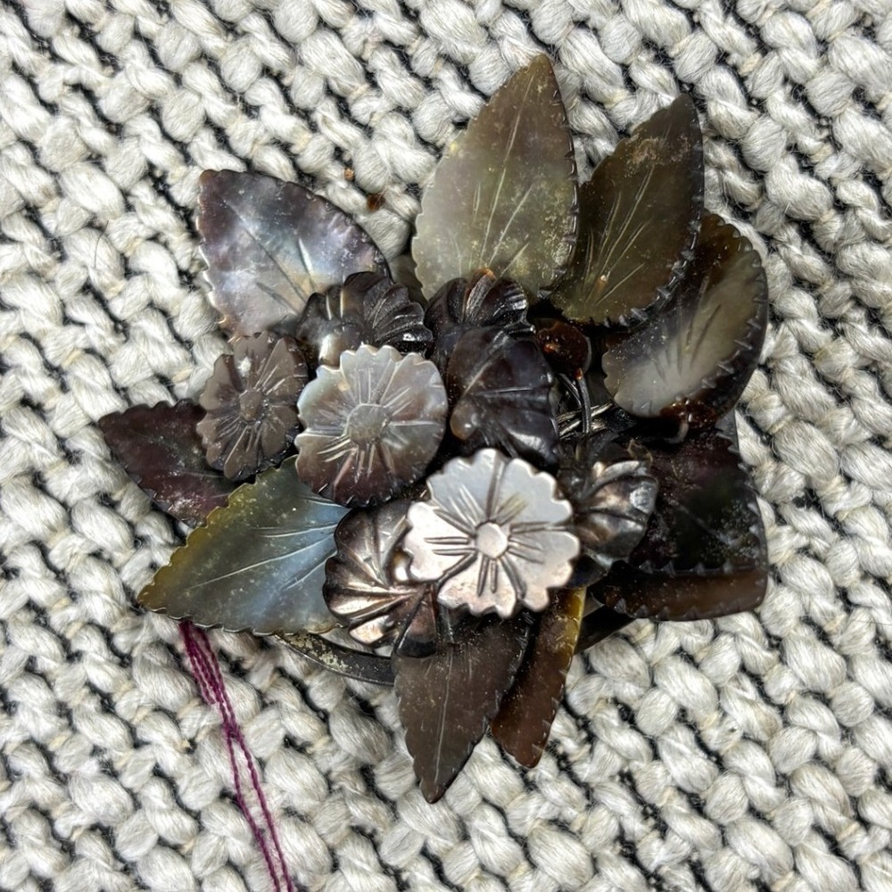 Vintage 1930s Hand Carved Mother of Pearl Floral Brooch Shell Flower Bouquet Pin - Picture 4 of 5